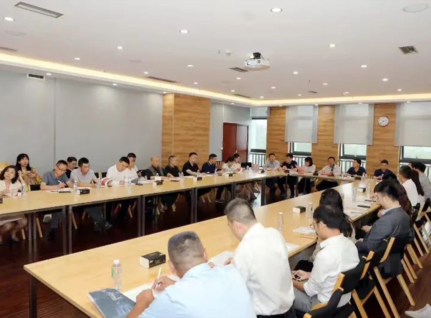 <b>礼赞百年路 奋进新征程</b>